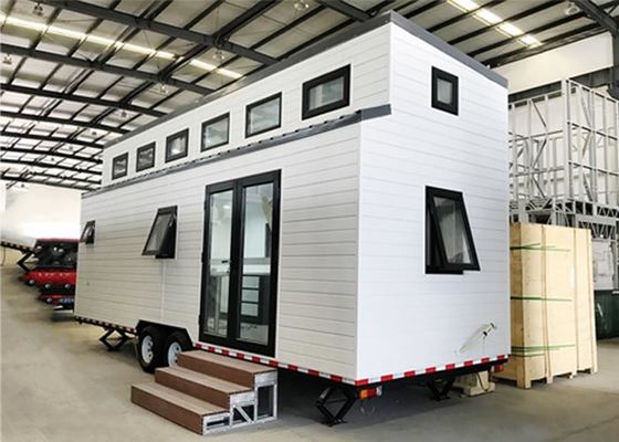 Kleine huis op wielen van licht staal: met metalen PU-sandwichpaneelwand en trailer