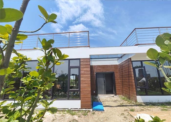 Moderne prefab huizen met lichtmetalen stalen frame systemen houten bungalow voor het strand