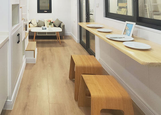 Prefab huisje op wielen met slaapkamer en badkamer klaar voor verzending