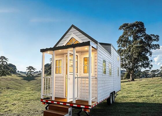 Prefabricated camper Alanber Tiny House On Wheels met slaapkamer en badkamer
