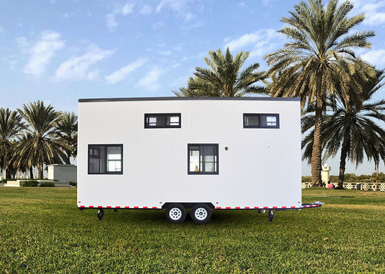 Moderne mobiele woning Prefab Tiny House On Wheels met trailer Custom House met nieuw ontwerp