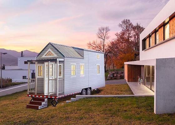 Het moderne Prefab Uiterst kleine Huis van het Staalkader op Wielen: Betaalbare Vervaardigde Huizen