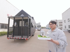 Kleine huizen op wielen door bewegende wortels.