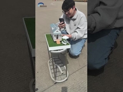 Kleine huizen op wielen door bewegende wortels.